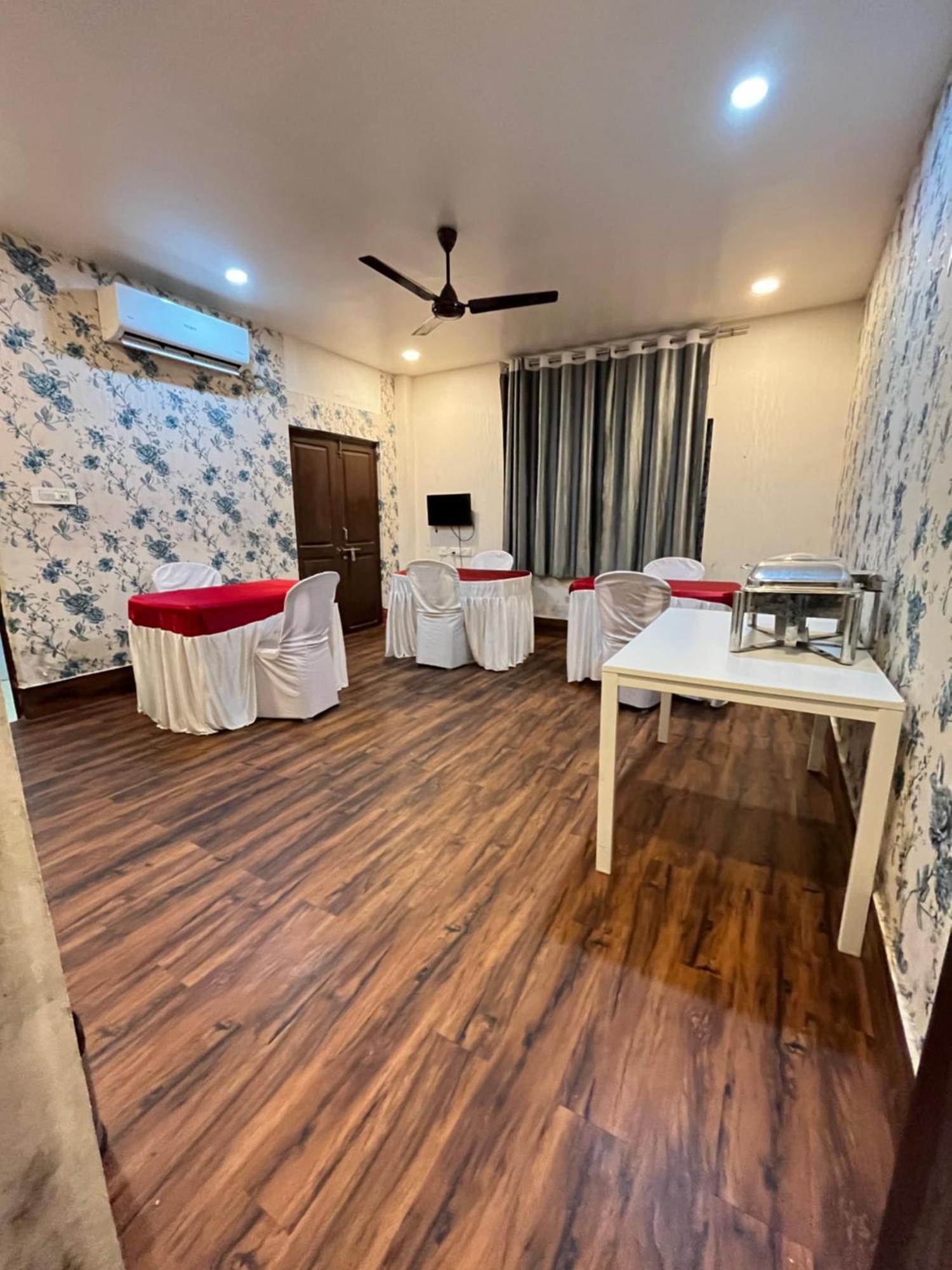 Hotel Aditya Palace غاواهاتي المظهر الخارجي الصورة